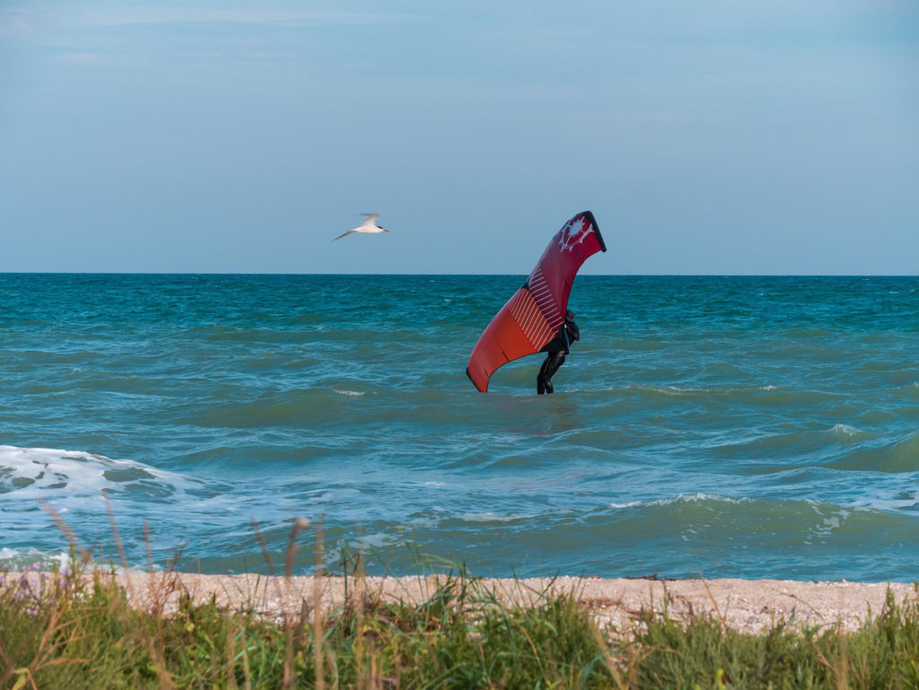 Rider en kitesurf sur le Bassin d'Arcachon, eaux plates et vents réguliers