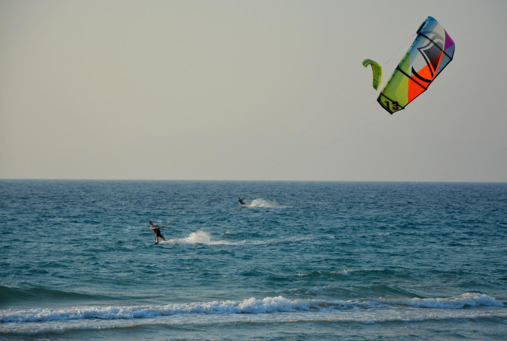 Kitesurfeur en action à Hyères, mer Méditerranée et vents thermiques estivaux