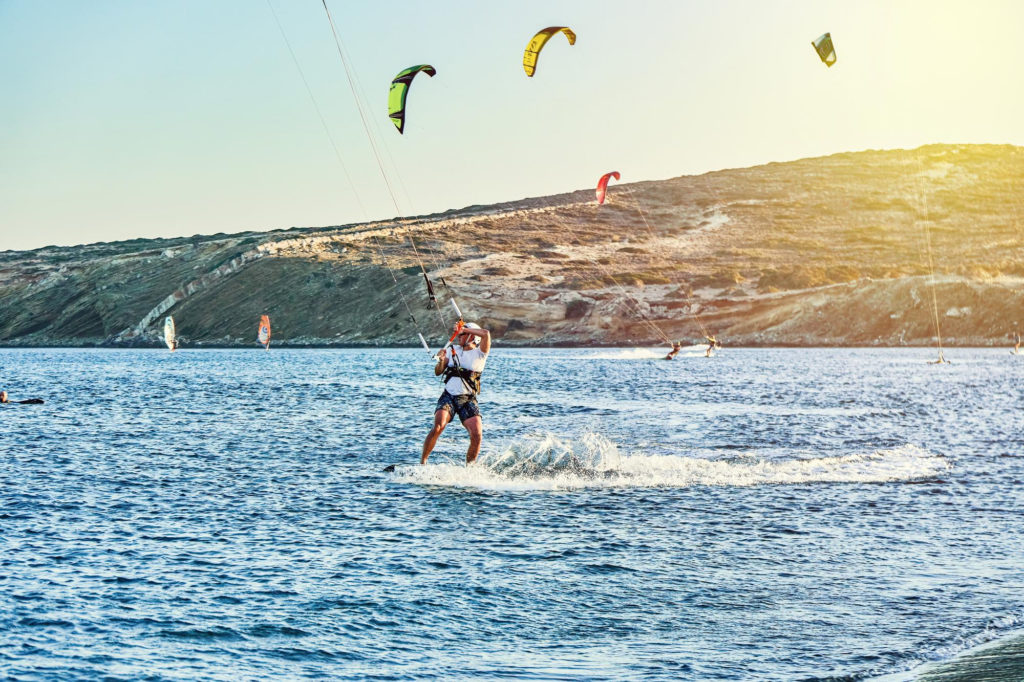 Rider en kitesurf sur la mer à Marseille, vents thermiques méditerranéens