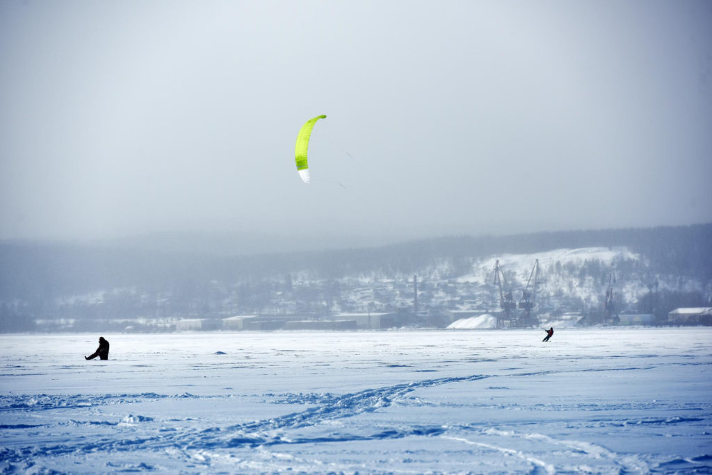 Rider en kitesurf à Wissant, vagues et vents puissants de la Manche
