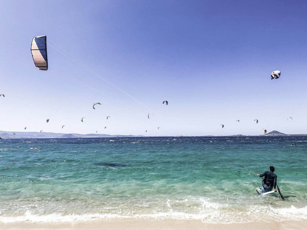Riders en kitesurf sur le spot de l'Almanarre à Hyères, eaux turquoise et vents thermiques