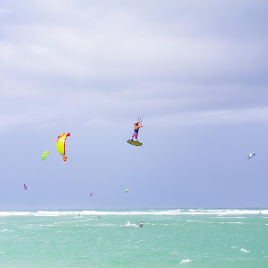 Cours de kitesurf à Hyères, école partenaire Lokite sur la plage de l'Almanarre