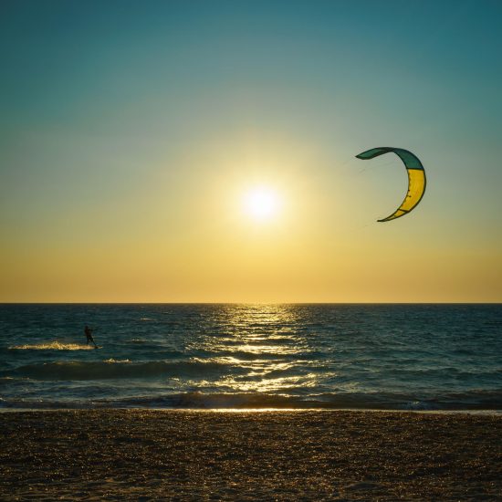 Cours de kitesurf à Leucate, initiation et progression avec école agréée